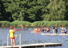 galeria zdjęć przedstawia zajęcia wodno-rekreacyjne na kąpielisku, zabawy dla dzieci i pokazy na scenie oraz odwiedzających plażę