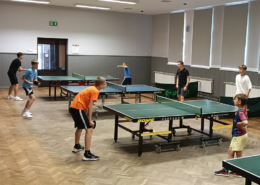 galeria zdjęć przedstawia turniej tenisa stołowego w salce sportowej