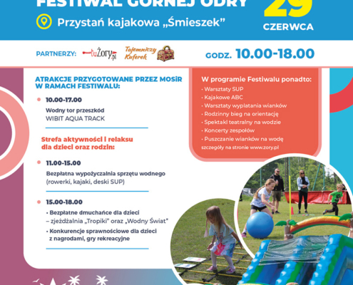 Plakat zapowiada letni Festiwal Górnej Odry na przystani „Śmieszek” z atrakcjami sportowymi i rodzinnymi dla dzieci i dorosłych; zawiera kolorowe grafiki, m.in. logo „Akcja Lato”, ikony lokalizacji i zegara, zdjęcia dzieci bawiących się na dmuchańcach i torze przeszkód, oraz motywy fal i palm