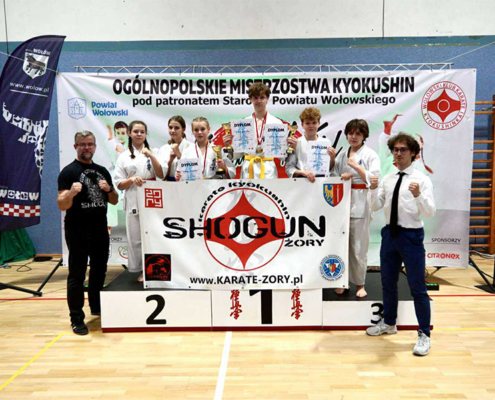 na zdjęciach turniej karate w hali sportowej oraz zawodnicy z banerem