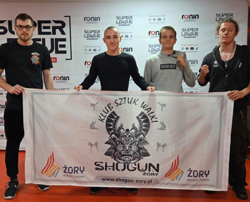 na zdjęciach zawodnicy podczas walki oraz w zdjęciu grupowym