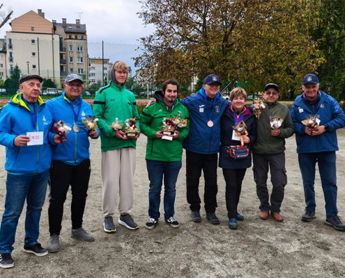 na zdjęciach grupowych zawodnicy ligi petanque z nagrodami