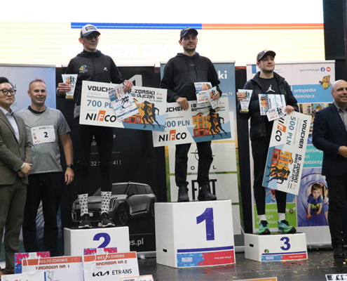 na zdjęciu zwycięzcy na podium z nagrodami