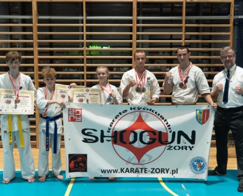na zdjęciach turniej karate w hali sportowej oraz zawodnicy z banerem