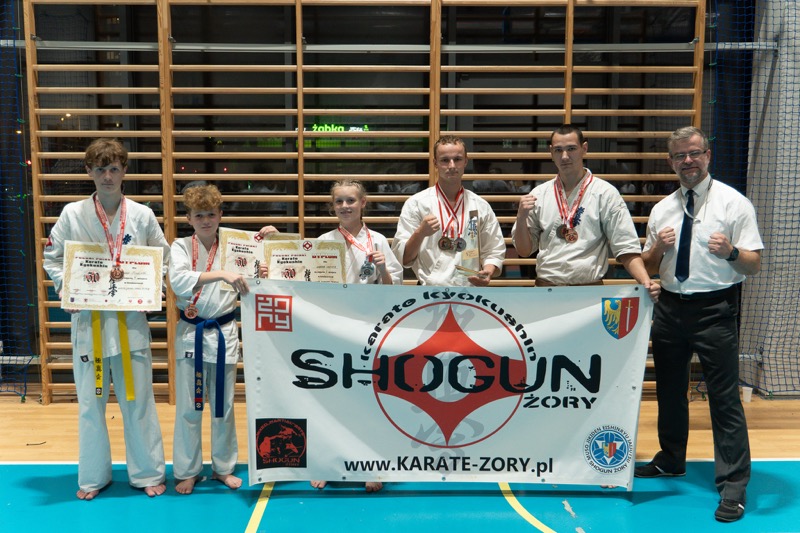na zdjęciach turniej karate w hali sportowej oraz zawodnicy z banerem