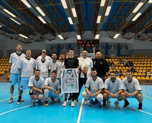 na zdjęciu drużyna koszykarska w hali sportowej MOSiR Żory