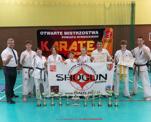 na zdjęciach turniej karate w hali sportowej i wręczenie nagród na podium