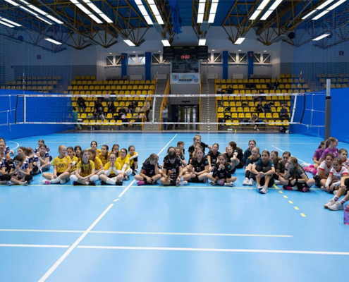 na zdjęciach zespoły turnieju w hali sportowej