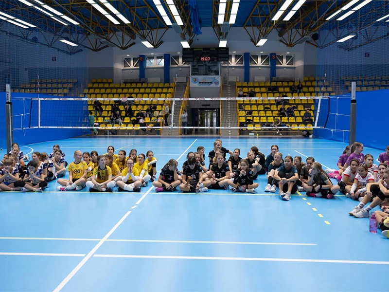 na zdjęciach zespoły turnieju w hali sportowej