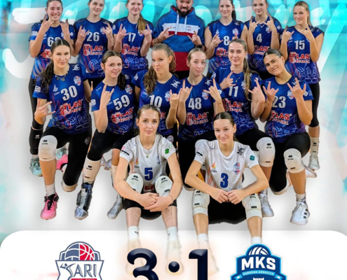 na grafice na niebieskim tle zdjęcie zespołu, loga, wynik