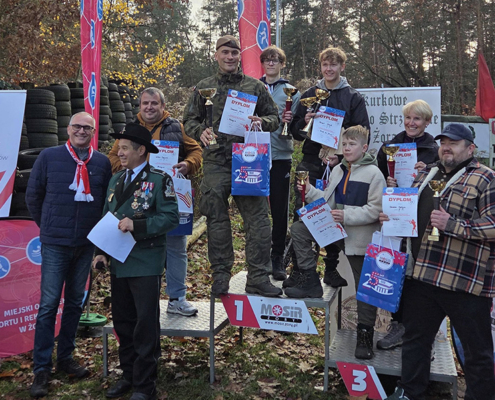 na zdjęciach zawody strzeleckie na strzelnicy, wręczenie nagród na podium