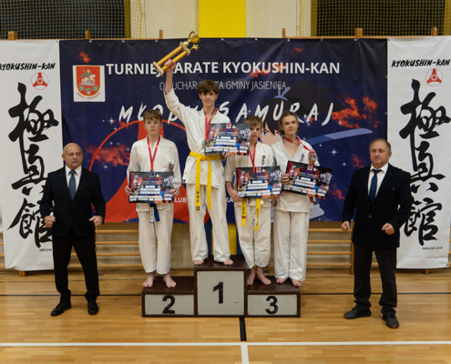 na zdjęciach turniej karate w hali sportowej i wręczenie nagród na podium