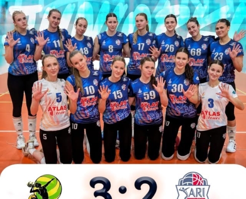 na grafice zdjęcie drużyny siatkarek, na dole wynik meczu i loga