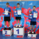 Galeria zdjęć z turnieju tenisa stołowego w hali sportowej – mecze dzieci i młodzieży przy stołach, dynamiczne wymiany, szerokie ujęcia rozgrywek oraz ceremonia dekoracji zwycięzców na podium.