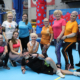 Galeria zdjęć z Aktywnego Dnia w hali sportowej – zajęcia fitness i treningi grupowe dla dorosłych, wspólna rozgrzewka i ćwiczenia na matach, animacje sceniczne oraz strefa konsultacyjno-promocyjna towarzysząca wydarzeniu.