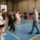 Galeria zdjęć z turnieju siatkówki młodzieży – odprawa drużyn przed meczami, dynamiczne akcje przy siatce, zagrywki i bloki oraz rywalizacja zespołów w hali sportowej.