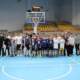 Galeria zdjęć z treningu koszykówki młodzieży w hali sportowej – ćwiczenia techniczne, dynamiczne akcje pod koszem, rzuty z wyskoku oraz gra szkoleniowa zespołów.
