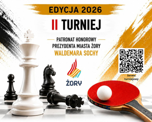Plakat przedstawia figury szachowe i rakietkę do tenisa stołowego z piłeczką na szachownicy. Grafika w biało-złoto-czarnej kolorystyce promuje II turniej Grand Prix Szacho-Tenisa Stołowego wraz z datą i miejscem wydarzenia.