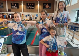 Galeria zdjęć przedstawia młodych zawodników OLYMPIC.GYM podczas zawodów pływackich w Siemianowicach Śląskich. Na fotografiach widoczni są uczestnicy z medalami i dyplomami, momenty dekoracji na podium oraz zawodniczka podczas pobytu na basenie.