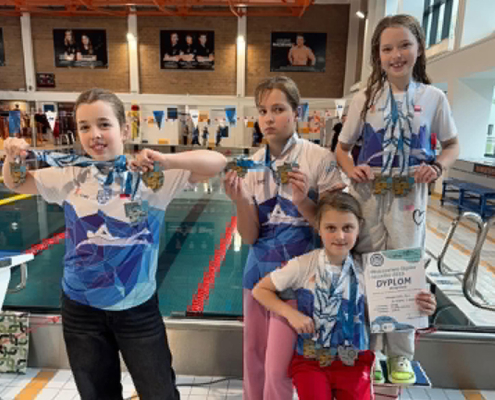 Galeria zdjęć przedstawia młodych zawodników OLYMPIC.GYM podczas zawodów pływackich w Siemianowicach Śląskich. Na fotografiach widoczni są uczestnicy z medalami i dyplomami, momenty dekoracji na podium oraz zawodniczka podczas pobytu na basenie.