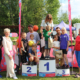 Galeria zdjęć z Dnia Sąsiada. Na fotografiach widoczne są konkurencje sportowe, mecze piłkarskie, atrakcje dla dzieci, dmuchańce oraz wręczenie nagród uczestnikom wydarzenia.