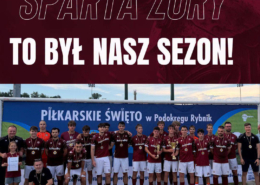 Grafika podsumowująca sezon piłkarski. Widoczne jest drużynowe zdjęcie zawodników z medalami i pucharami oraz ciemne tło z dużymi elementami typograficznymi.