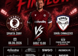 Grafika zapowiadająca mecz piłkarski Sparta Żory – Sokół Chwałęcice. Widoczny zawodnik, herby drużyn, data, godzina i miejsce spotkania oraz logotypy partnerów wydarzenia.