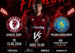 Plakat sportowy w ciemnej czerwono-czarnej kolorystyce. W centrum widoczny jest zawodnik piłki nożnej, po bokach znajdują się herby drużyn, a całość uzupełniają efekty świetlne oraz logotypy w dolnej części grafiki.