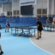Na zdjęciu uczestnicy ligi grający w tenisa stołowego w hali sportowej