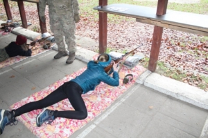 Na zdjęciu przygotowania do strzału zawodniczka, leżąca na stanowisku