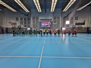 Na zdjęciu zawodnicy turnieju ustawieni do zdjęcia w hali sportowej