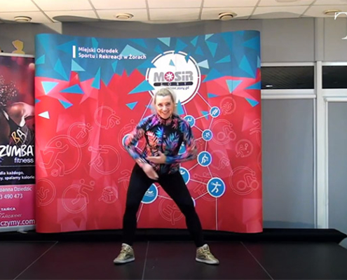 Na zdjęciu instruktorka zumby Joanna Dziedzic ćwicząca na scenie w siłowni MOSiR