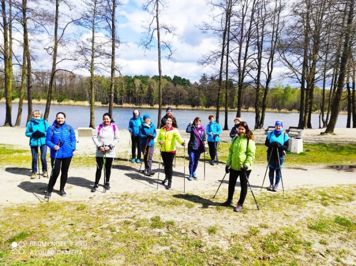 Na zdjęciu grupa uczestników marszu nordic walking na Śmieszku