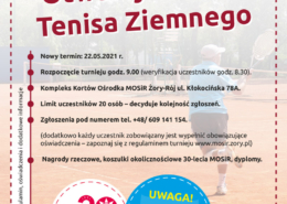 Na plakacie informacje dotyczące turnieju tenisa ziemnego, w tle zdjęcie gracza odbijającego rakietą piłkę