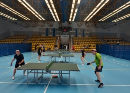 Na zdjęciu zawodnicy ligi ŻALTS grający w tenisa stołowego w hali sportowej
