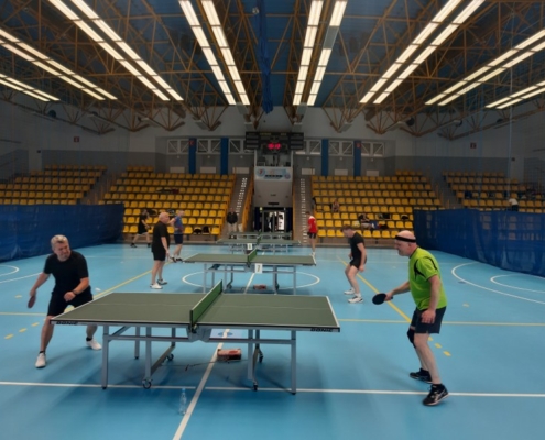 Na zdjęciu zawodnicy ligi ŻALTS grający w tenisa stołowego w hali sportowej