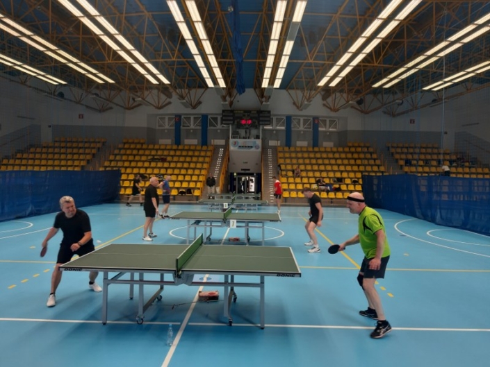 Na zdjęciu zawodnicy ligi ŻALTS grający w tenisa stołowego w hali sportowej