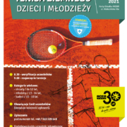 Na plakacie informacje dotyczące turnieju tenisa, w tle zdjęcie kortu tenisowego i leżącej rakiety oraz sylwetka gracza