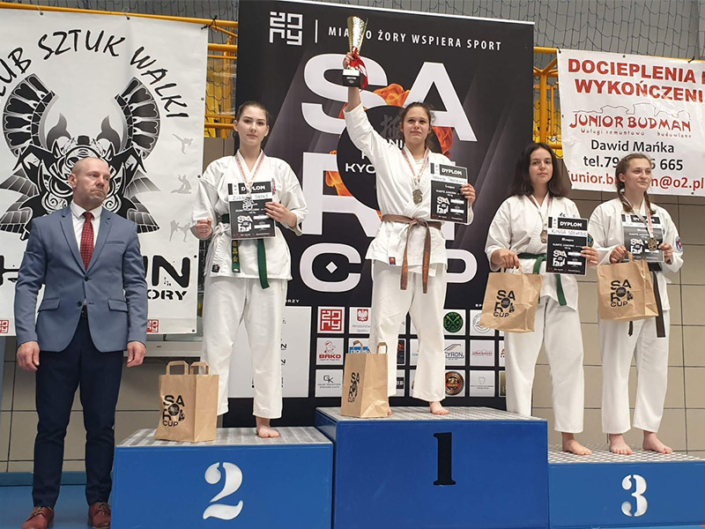 Na zdjęciu zawodnicy turnieju sari cup na podium z nagrodami