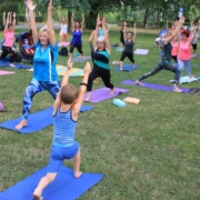 Na zdjęciu uczestnicy zajęć z jogi na trawie podczas ćwiczeń