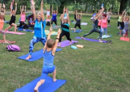 Na zdjęciu uczestnicy zajęć z jogi na trawie podczas ćwiczeń