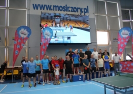Na zdjęciu wręczenie nagród dla zawodników ligi tenisa stołowego w żorskiej hali sportowej