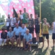 Na zdjęciu zwycięzcy turnieju siatkówki plażowej na podium z nagrodami ustawieni do zdjęcia grupowego