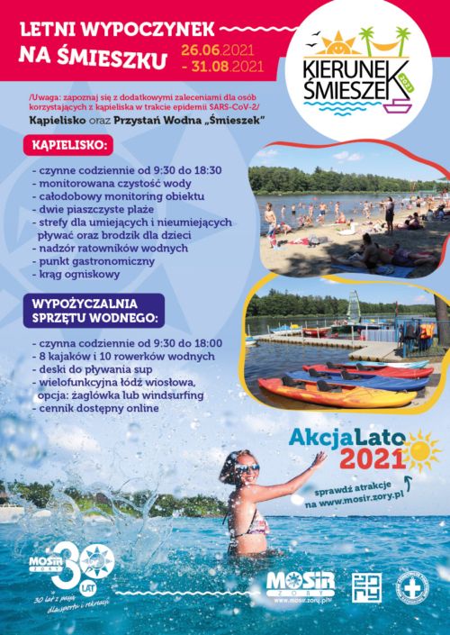 Na plakacie informacje dotyczące otwarcia kąpieliska Śmieszek, w tle zdjęcie kobiety w wodzie podczas letniej pogody