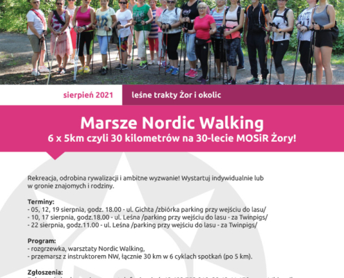 Na plakacie zapowiedź marszów nordic walking, u góry logo Akcji Lato 2021, w środku zdjęcie przedstawiające grupę spacerowiczów z kijkami na trawie