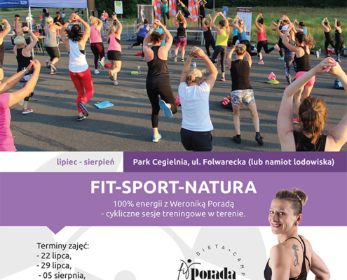 Na plakacie zapowiedź zajęć fitness, u góry logo Akcji Lato 2021, w środku zdjęcie przedstawiające zajęcia fitness w parku cegielnia