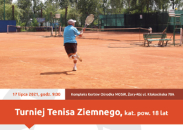 Na plakacie zapowiedź turnieju tenisa ziemnego, u góry logo Akcji Lato 2021, w środku zdjęcie przedstawiające tenisistę na korcie podczas uderzenia