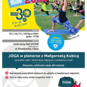 Na plakacie zapowiedź jogi w plenerze, u góry logo Akcji Lato 2021, w środku zdjęcie przedstawiające ćwiczenia jogi na trawie