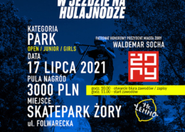 Na plakacie informacje o mistrzostwach w jeździe na hulajnodze, w tle ciemne niebieskie zdjęcie skateparku, dookoła logotypy
