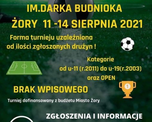 Plakat zapowiadający turniej piłki nożnej, na dole logotypy partnerów, w tle przyciemnione zdjęcie murawy piłkarskiej